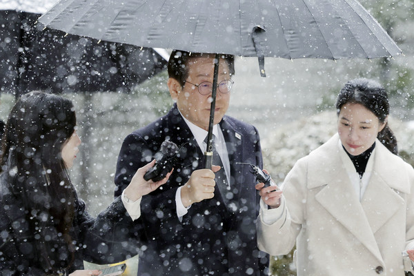 이재명 더불어민주당 대표가 4일 서울 서초구 서울중앙지방법원에서 열린 '대장동 배임 및 성남FC 뇌물 의혹' 공판에 출석하고 있다. 2025.03.04.