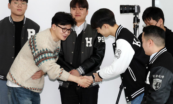 한동훈 전 국민의힘 대표가 6일 오후 서울 서대문구 신촌의 한 모임공간에서 열린 '2025 대학생시국포럼-제1차 백문백답 토론회'에서 참석자와 인사하고 있다. 2025.03.06