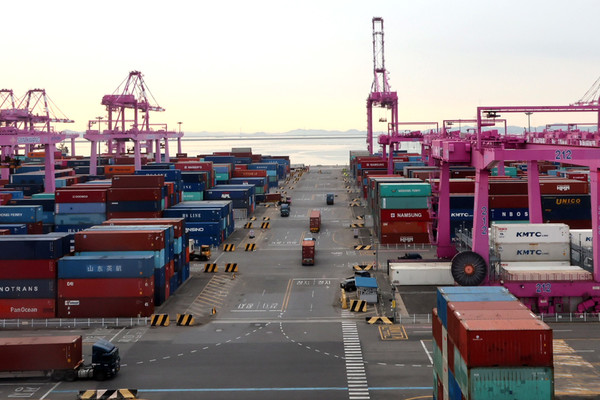 한국은행이 8일 발표한 ‘2024년 11월 국제수지(잠정)’에 따르면 지난해 11월 우리나라 경상수지는 93억 달러로 7개월 연속 흑자를 이어가며 11월까지 누적 기준 역대 3위를 기록했다. 수출(571억달러)은 1년 전보다 1.2% 늘었고, 수입(473억5천만달러)은 4.4% 줄었다. 8일 인천 연수구 인천신항 컨테이너 터미널에 컨테이너가 쌓여 있다. 2025.01.08.