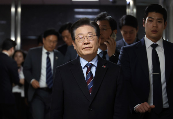 법원이 윤석열 대통령의 구속 취소를 인용한 7일 서울 여의도 국회에서 이재명 더불어민주당 대표가 의원총회장으로 향하고 있다. 2025.03.07.