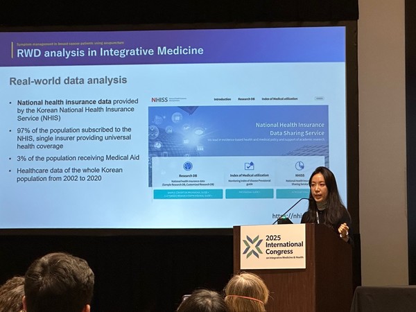 [사진설명] 자생한방병원 척추관절연구소 이예슬 원장이 국제통합의학 연합학회(ACIMH)에서 연구 결과를 발표하고 있다
