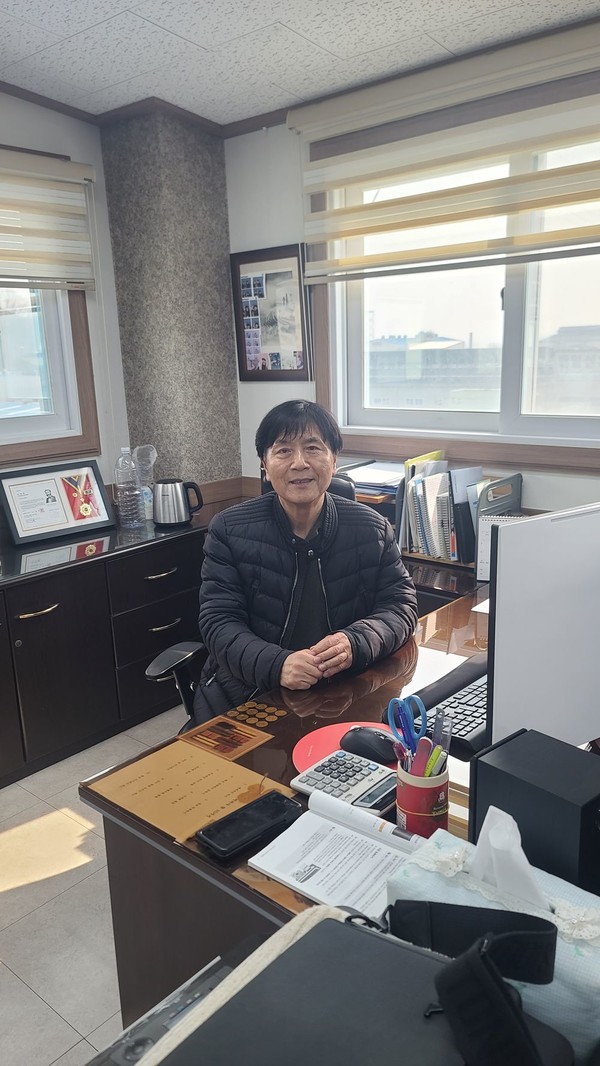  ㈜한국프로테크의 박학순 대표이사가 인터뷰에 응하고 있다.