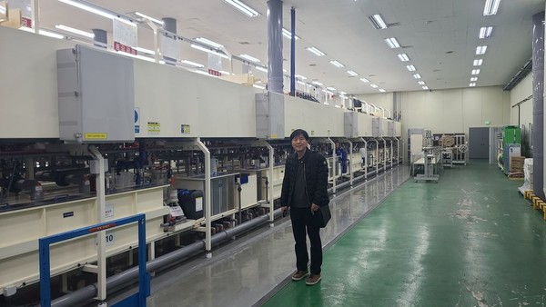 작업공정을 설명하고 있는 박학순 대표이사.