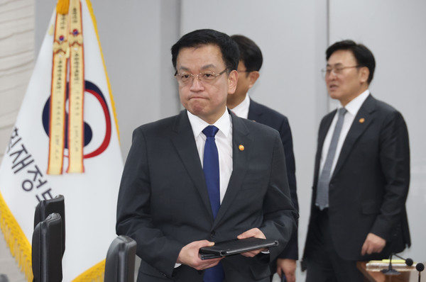 최상목 대통령 권한대행 부총리 겸 기획재정부 장관이 12일 정부세종청사에서 '국정현안관계장관회의 겸 경제관계장관회의 겸 산업경쟁력강화관계장관회의'에 입장하고 있다. (대통령실통신사진기자단) 2025.03.12.