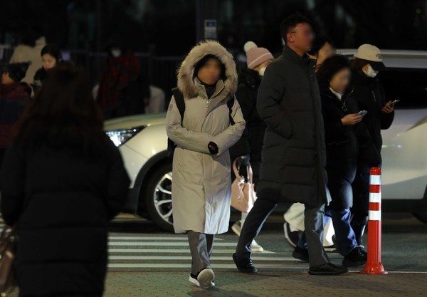 전국에 매서운 한파가 찾아온 9일 오후 서울 종로구 세종대로사거리에서 시민들이 추위를 피해 이동하고 있다. 내일 아침 서울 영하 12도, 대전 영하 13도, 철원 영하 22도까지 내려가 오늘보다도 더 춥겠다. 2025.01.09.