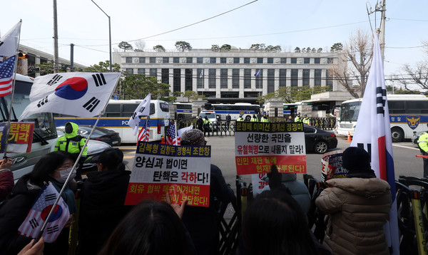 윤석열 대통령의 탄핵 심판 선고를 앞둔 17일 서울 종로구 헌법재판소 모습. 2025.03.17