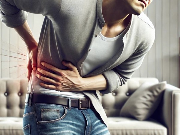 [사진설명] 한 남성이 허리 통증을 호소하고 있다 (출처 Chat GPT)