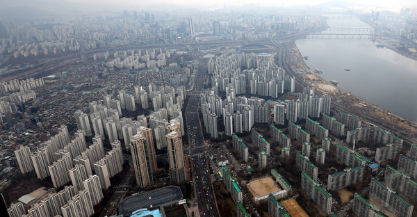 서울시가 지난달 2020년 토지거래허가구역 규제를 최초 지정 이후 5년만에 강남구 삼성·대치·청담동과 송파구 잠실에 대한 규제를 해제한 가운데 오세훈 서울시장이 토지거래허가구역 해제 뒤 집값 상승 논란이 이어지자 “규제를 풀고 처음에 약간의 가격 상승은 예상했다”며 “비정상적일 정도로 과도하면 다시 규제하는 것도 검토할 것”이라고 말했다. 사진은 12일 서울 송파구 롯데월드타워 전망대 서울스카이에서 바라본 잠실동 아파트 모습. 2025.03.12