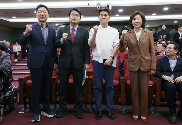 김기현(왼쪽부터), 윤상현 국민의힘 의원과 나경원(오른쪽) 의원이 19일 오후 서울 여의도 국회 의원회관에서 열린 '글로벌 체제 전쟁 대한민국은 어디로?' 미래자유연대 국민 대토론회에서 한국사 강사 전한길 씨와 기념촬영하고 있다. 2025.03.19.