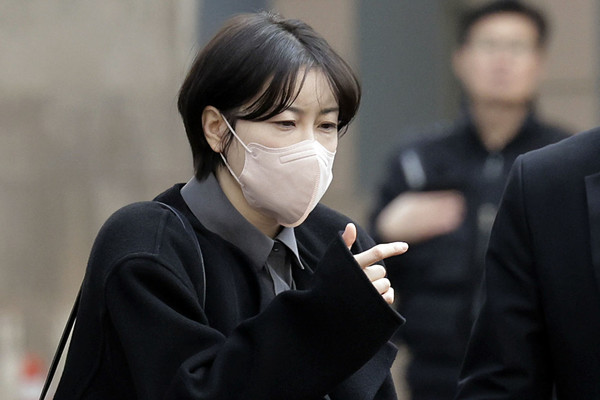 문재인 전 대통령의 딸 문다혜 씨가 20일 서울 마포구 서울서부지방법원에서 열린 음주 운전·불법 숙박업 혐의 공판을 마친 뒤 법원을 나서고 있다. 2025.03.20.