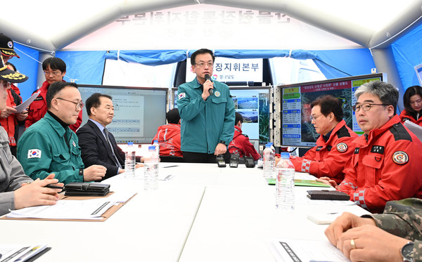 최상목 대통령 권한대행 부총리 겸 기획재정부 장관이 22일 경남 산청 산불진화 현장을 방문, 산청양수전력홍보관에 마련된 산불현장지휘본부에서 산불진화 상황을 보고 받고 인명과 시설피해가 발생하지 않도록 총력대응을 당부하고 있다. (사진=기획재정부 제공) 2025.03.22