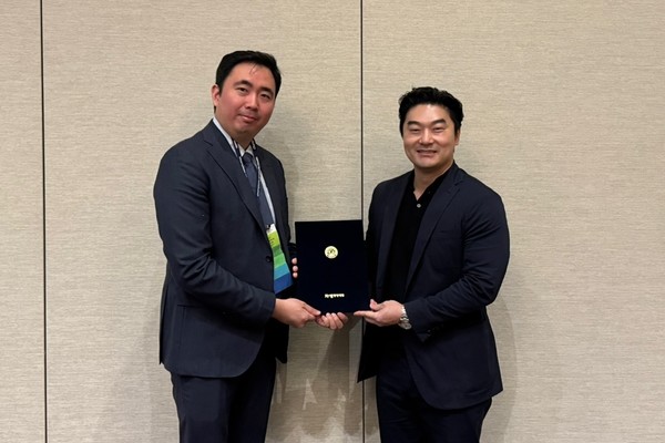 [사진설명] 장기호 자생메디컬아카데미 팀장(왼쪽)과 존 유 VUIM CEO가 MOU를 맺고 기념촬영을 하고 있다.