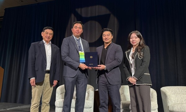 [사진설명] 리싱 라우 VUIM 총장(왼쪽부터), 장기호 자생메디컬아카데미 팀장, 존 유 VUIM CEO, 이나경 자생한방병원 한의사가 MOU를 맺고 기념촬영을 하고 있다.