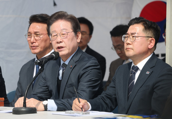 이재명 더불어민주당 대표가 24일 오전 서울 광화문 천막당사에서 열린 최고위원회의에 참석해 모두발언을 하고 있다.(공동취재) 2025.03.24.