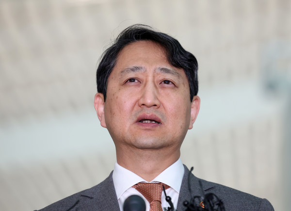 안덕근 산업통상자원부 장관이 19일 오전 인천국제공항 제2여객터미널에서 미국 워싱턴 D.C.로 출국을 앞두고 취재진의 질문에 답하고 있다. 안 장관은 하워드 러트닉 미국 상무부 장관, 크리스 라이트 미국 에너지부 장관 등 주요 인사를 만나 다음 달로 예정된 상호관세 부과 면제와 민감국가 목록 제외 등을 논의할 예정이다. 2025.03.19