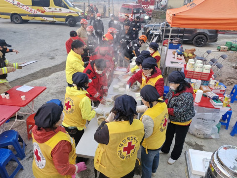- 위 사진: 23일 울산 울주군 산불 현장에서 대한적십자사 울산지사 봉사원들이 진화요원들에게 급식을 제공하고 있다(제공=대한적십자사)