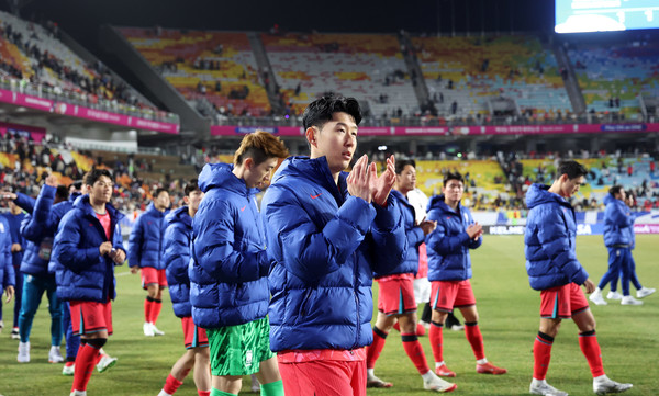 25일 경기 수원시 수원월드컵경기장에서 열린 2026 국제축구연맹(FIFA) 북중미 월드컵 아시아 지역 3차 예선 B조 8차전 대한민국과 요르단의 경기, 1-1 무승부로 경기를 마친 대한민국 손흥민이 팬들에게 인사하고 있다. 2025.03.25.