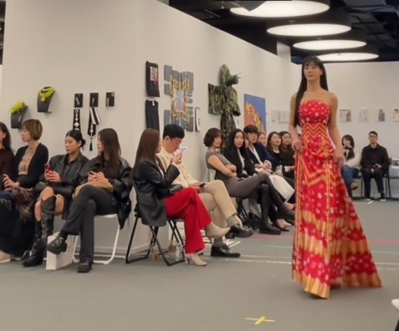 김리원작가 이수진디자이너의 패션쇼무대 피날레로 성공적 무대