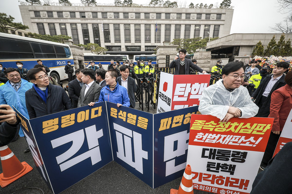 27일 서울 종로구 헌법재판소 앞에서 국민의힘과 더불어민주당 의원 및 관계자들이 윤석열 대통령 탄핵 관련 1인시위를 하고 있다.2025.03.27.