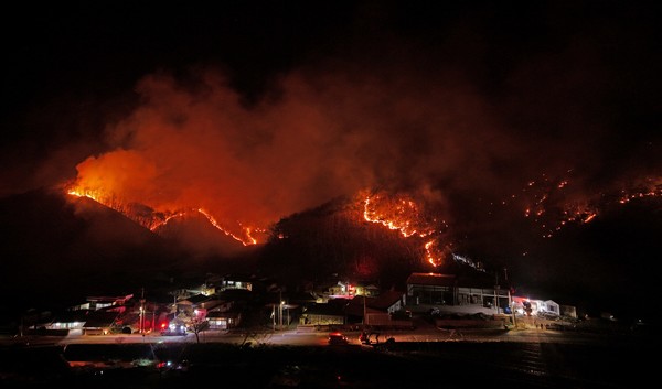 26일 밤 경북 의성군 옥산면 신계2리 기룡산에서 민가 방향으로 산불이 번지고 있다. 2025.03.27.