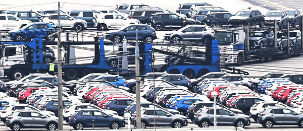 도널드 트럼프 미국 대통령이 26일(현지시간) 철강·알루미늄에 이어 미국에 수입되는 외국산 자동차에 대해 다음달 2일부터 25%의 관세를 부과하겠다고 공식 발표했다. 자동차가 대미 수출 품목 1위인 한국으로선 큰 타격이 예상된다. 27일 경기도 평택항 내 자동차 전용부두에 선적을 기다리는 수출용 차량이 세워져 있다. 2025.03.27.