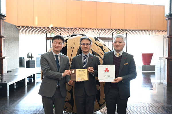 ▲사진: 가운데 손병일 경북사회복지공동모금회 사무처장, 구성식 오펠골프클럽 대표이사 및 직원관계자들이 기념촬영을 하고있다. 출처: 경북사회복지공동모금회