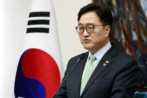 우원식 국회의장이 27일 오후 서울 여의도 국회에서 ‘마은혁 헌법재판관 후보자 임명과 헌재의 조속한 윤석열 대통령 탄핵심판 선고’를 촉구하는 담화문을 발표하고 있다. 2025.03.27