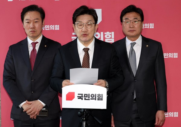 권성동(가운데) 국민의힘 원내대표가 31일 오후 서울 여의도 국회에서 열린 현안관련 기자 브리핑에서 "민주당 등 야권 주도로 통과한 상법개정안에 대해 재의요구권 행사를 요청할 것"이라고 밝히고 있다. 왼쪽부터 박수민 원내대변인, 권 원내대표, 김대식 원내수석대변인. 2025.03.31.