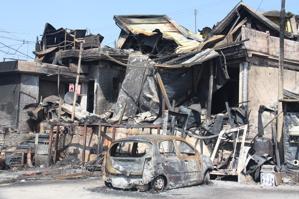 31일 '괴물 산불'이 지나간 경북 영덕군 영덕읍 노물항에 불에 탄 주택과 승용차가 세워져 있다. 2025.03.31.
