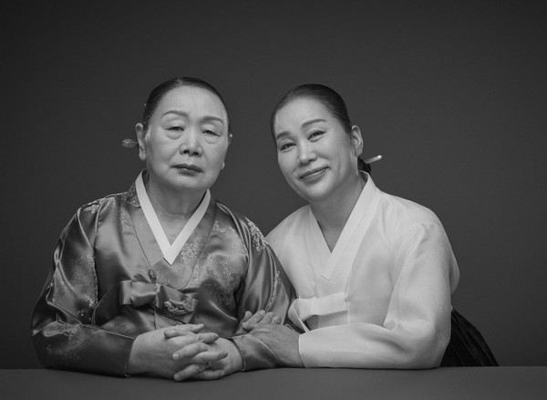 이번 발표회에서 함께 공연을 풀어가는 보유자 이상순(좌)과 제자 강민정 이수자(우)