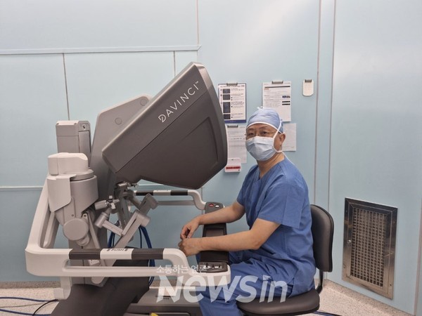 ▲로봇비만대사수술을 시행중인 김용진 센터장 (사진=H+ 앙지병원 제공)