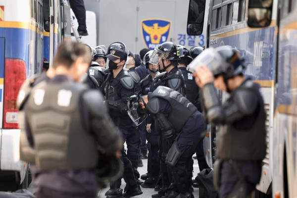 윤석열 대통령 탄핵 심판 선고를 하루 앞둔 3일 오후 서울 종로구 헌법재판소 인근에서 경찰들이 장비를 착용하고 있다. 2025.04.03