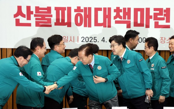 권영세(가운데) 국민의힘 비상대책위원장이 3일 오전 서울 여의도 국회에서 열린 산불피해 대책마련 당정협의회에서 참석자들과 인사를 하고 있다. 2025.04.03.