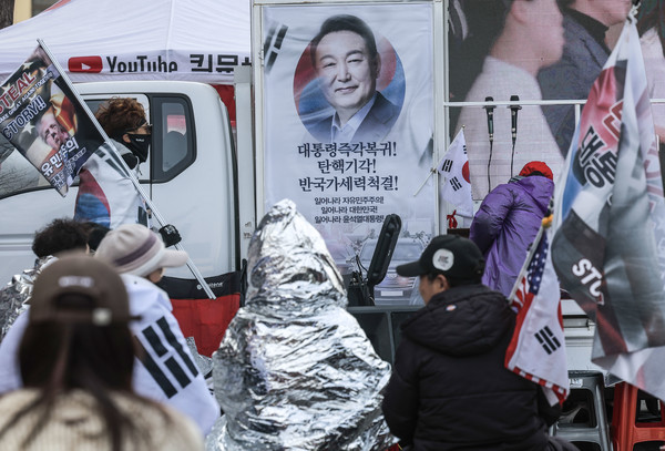 윤석열 대통령 탄핵심판을 앞둔 4일 서울 용산구 한남동 대통령 관저 앞에서 윤석열 대통령 탄핵 반대 집회 참가자들이 태극기와 성조기를 흔들고 있다. 2025.04.04.