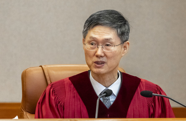 문형배 헌법재판소장 권한대행이 4일 서울 종로구 헌법재판소에서 열린 윤석열 대통령의 탄핵심판 선고기일에서 결정문을 낭독하고 있다. 2025.04.04