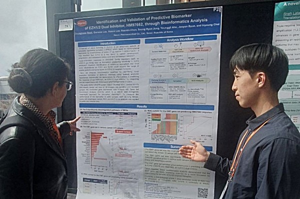 한미약품 R&D센터 백승헌 연구원(오른쪽)이 4일(현지시각) 열린 ‘2025 Bio-IT World Conference & Expo’에서 차세대 항암 신약 ‘EZH1/2 이중 저해제(HM97662)’의 주요 연구 내용이 담긴 포스터를 토대로 참석자에게 설명하고 있다.