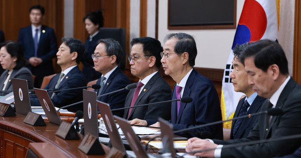 한덕수 대통령 권한대행 국무총리가 8일 정부서울청사에서 열린 국무회의를 주재하고 있다. (대통령실통신사진기자단) 2025.04.08