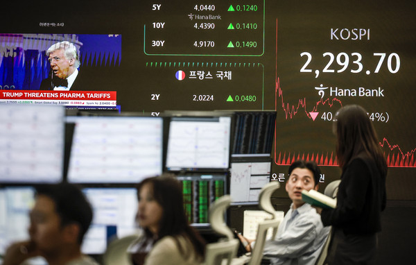 9일 서울 중구 하나은행 딜링룸 전광판에 표시된 코스피 옆으로 트럼프 미국 대통령 뉴스가 나오고 있다. 이날 코스피는 전 거래일(2334.23)보다 40.53포인트(1.74%) 하락한 2293.70에, 코스닥 지수는 전 거래일(658.45)보다 15.06포인트(2.29%) 떨어진 643.39에 거래를 종료했다. 서울 외환시장에서 원·달러 환율은 전 거래일 주간거래 종가(1473.2원)보다 10.9원 오른 1484.1원에 주간 거래를 마감했다.2025.04.09.