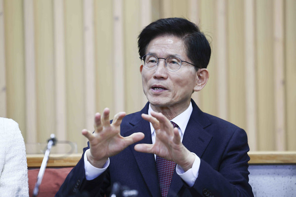 김문수 전 고용노동부 장관이 10일 서울 종로구 아름다운 청년 전태일 기념관에서 열린 청년들과 간담회에서 발언하고 있다. 2025.04.10.