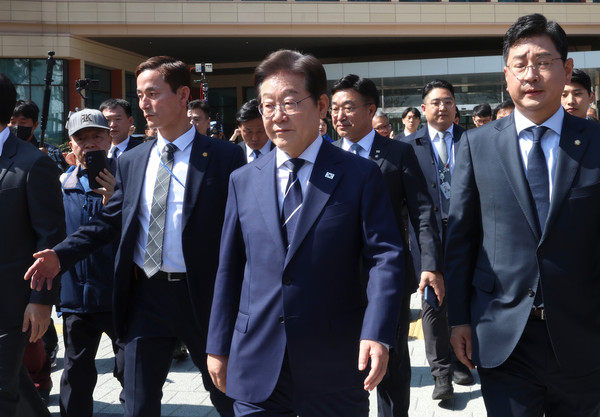 대선출마를 선언한 이재명 전 더불어민주당 대표가 11일 오전 서울 여의도 국회 소통관에서 비전 및 캠프 인선 발표 기자회견을 마치고 소통관을 나서고 있다. (공동취재) 2025.04.11.