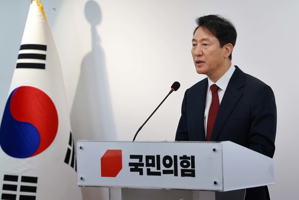 오세훈 서울시장이 12일 서울 영등포구 국민의힘 중앙당사에서 제21대 대통령 선거 불출마 선언 긴급 기자회견을 하고 있다. 오 시장은 국민이 진심으로 '보수가 새롭게 태어났다, 기대할 수 있겠다'고 체감할 수 있다면 미약하게나마 제 한 몸 기꺼이 비켜드리고 승리의 길을 열어드려야겠다고 결심했다며 '비정상의 정상화를 위해 마중물 역할을 하겠다'고 밝혔다. 2025.04.12.