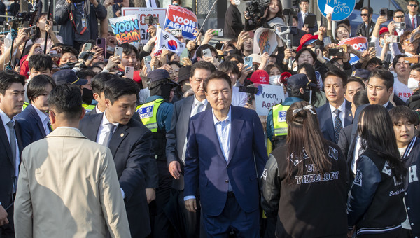 윤석열 전 대통령이 11일 오후 서울 용산구 한남동 대통령 관저를 떠나며 지지자들에게 인사하고 있다. (공동취재) 2025.04.11