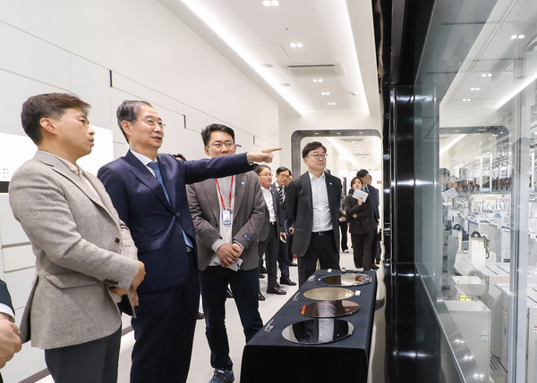 한덕수 대통령 권한대행 국무총리가 31일 경기도 SK하이닉스 이천캠퍼스 수펙스(SUPEX)센터에서 곽노정 SK하이닉스 대표이사 사장의 설명을 들으며 메모리반도체 생산 Fab인 'M14 윈도우 투어'를 하고 있다. (사진=SK하이닉스 제공) 2025.03.31.