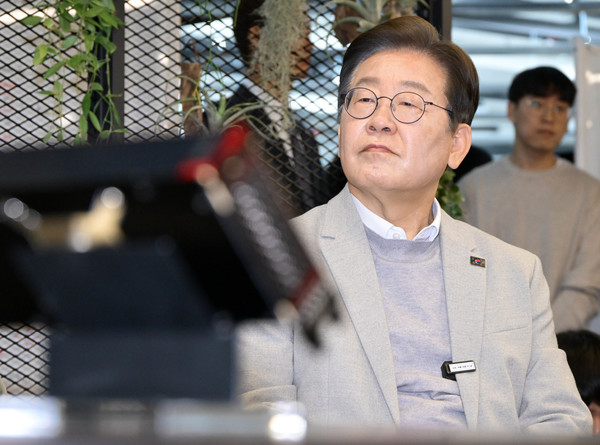 제21대 대통령 선거 출마를 선언한 이재명 더불어민주당 전 대표가 14일 서울 강남구 퓨리오사AI에서 백준호 퓨리오사AI 대표의 기술 소개를 듣고 있다. 2025.04.14 / 사진=[국회사진기자단]