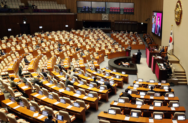 15일 서울 여의도 국회에서 열린 제424회 국회(임시회) 제3차 본회의에서 경제분야에 대한 대정부질문이 진행되고 있는 가운데 의원들의 빈자리가 눈에 띄고 있다. 2025.04.15.