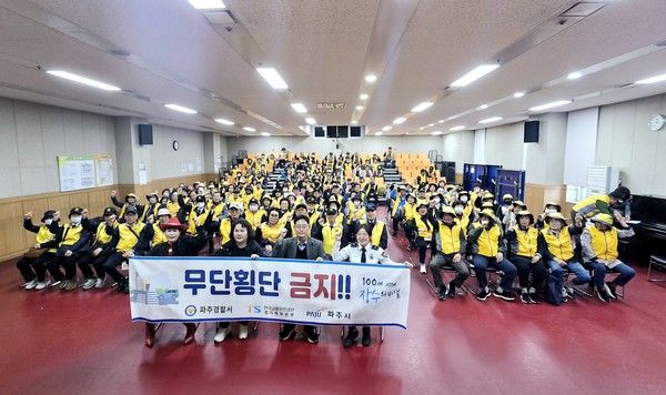 최승희 마술사가 지난 8일, 10일 경기도 파주시 노인복지관에서 마술 강좌를 하고 있다.250408