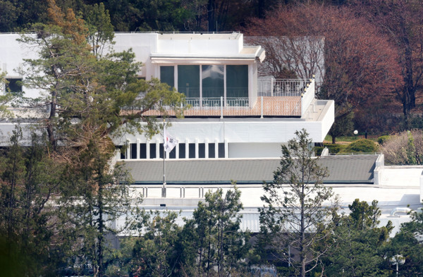윤석열 전 대통령이 이르면 내일(11일) 한남동 관저를 떠나 서초동 사저로 옮길 것으로 전망되는 10일 서울 용산구 한남동 관저 모습. 2025.04.10.