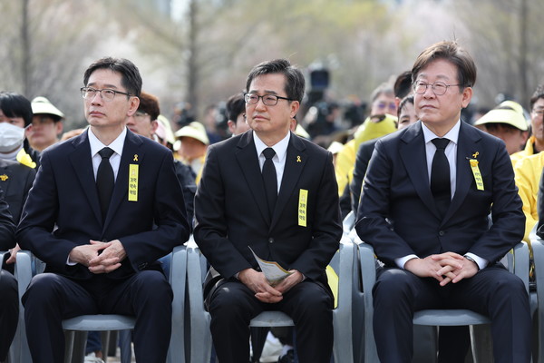 16일 경기 안산시 단원구 화랑유원지에서 열린 세월호 참사 11주기 기억식에 참석한 김경수 전 경남지사와 김동연 경기도지사, 이재명 더불어민주당 전 대표가 추도식을 듣고 있다. (공동취재) 2025.04.16.