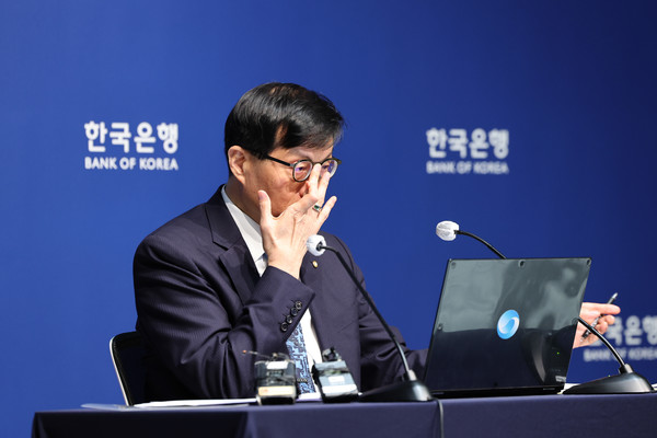 이창용 한국은행 총재가 17일 서울 중구 한국은행 본관에서 열린 통화정책방향 기자 간담회에서 안경을 고쳐 쓰고 있다. 2025.04.17.