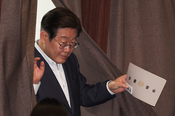 이재명 제21대 대통령 선거 더불어민주당 경선 후보가 17일 서울 여의도 국회에서 열린 제424회 국회(임시회) 제5차 본회의에서 상법 개정안과 내란·명태균 특검법 등 재의요구 안에 대한 재표결 투표를 하고 있다. 2025.04.17.